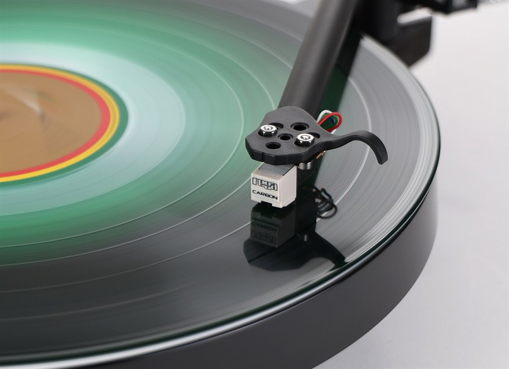 La Rega Replay en lecture : la cellule Carbon au bout du bras RB110 suit un disque qui tourne.