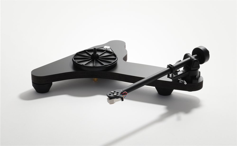 La Rega Replay sans son plateau : le socle noir mat sur ses trois pieds, le sous-plateau et le bras RB110.