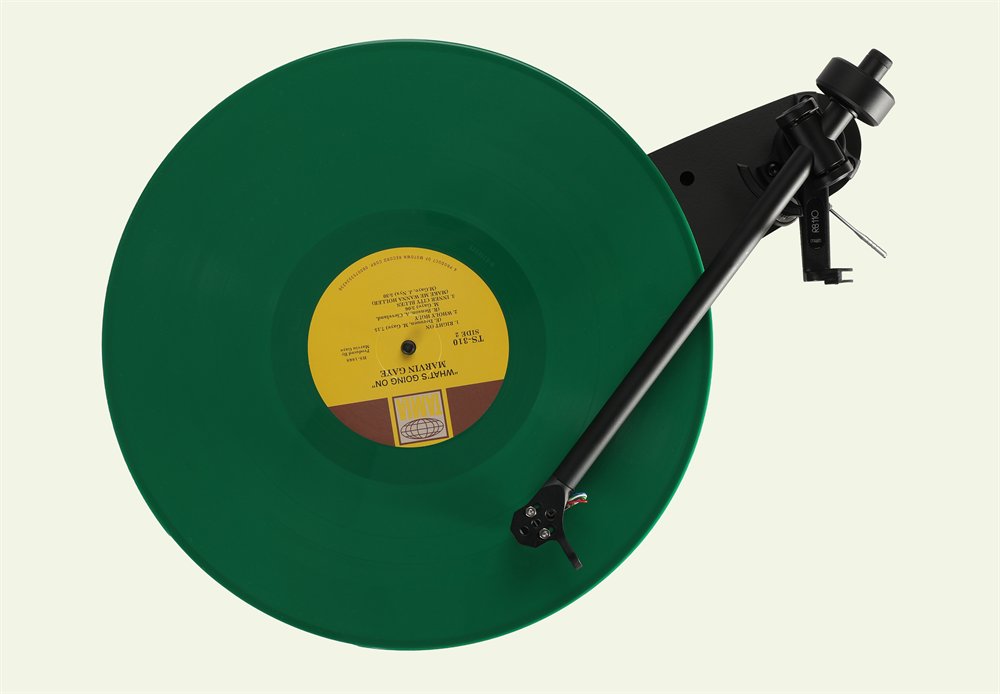 La Rega Replay vue du dessus, un disque vert sur le plateau et le bras RB110 au repos à côté.