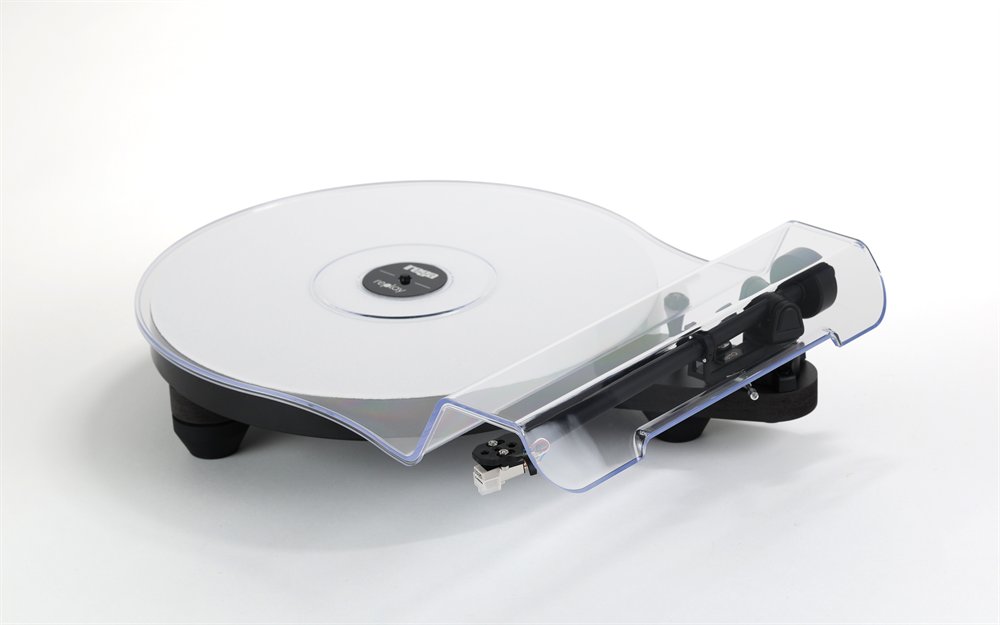 La Rega Replay en noir mat vue de trois quarts, le capot transparent fermé sur le tapis blanc et le bras RB110.